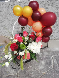 Кошница с цветя и малки балончета